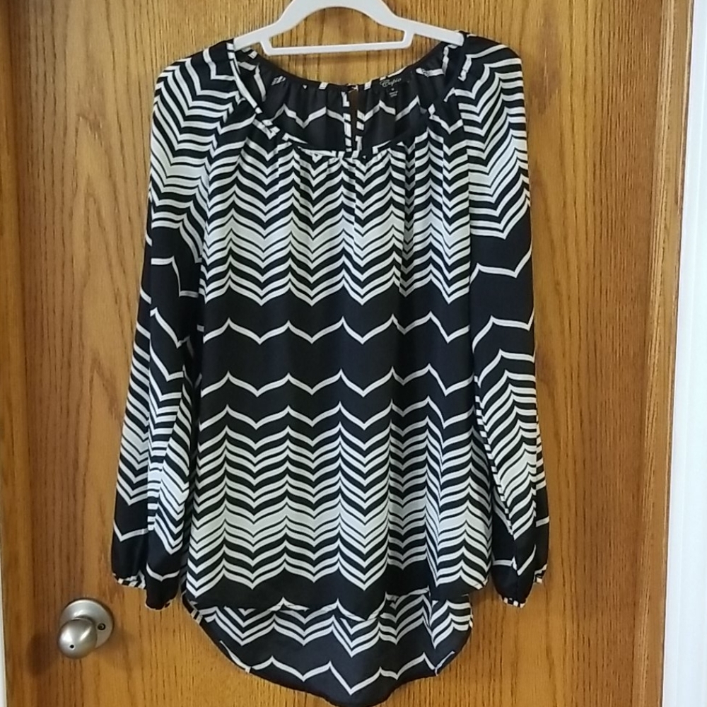 Cupio black & white flowy blouse Size Medium